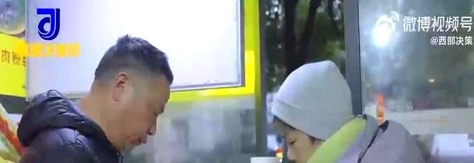 “房租从40万涨到120万，太离谱了！”浙江杭州，一男子经营着一家生煎店，由于地