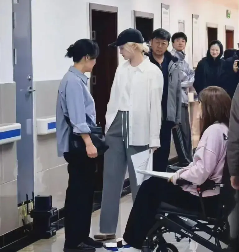 关晓彤越来越像鹿晗了