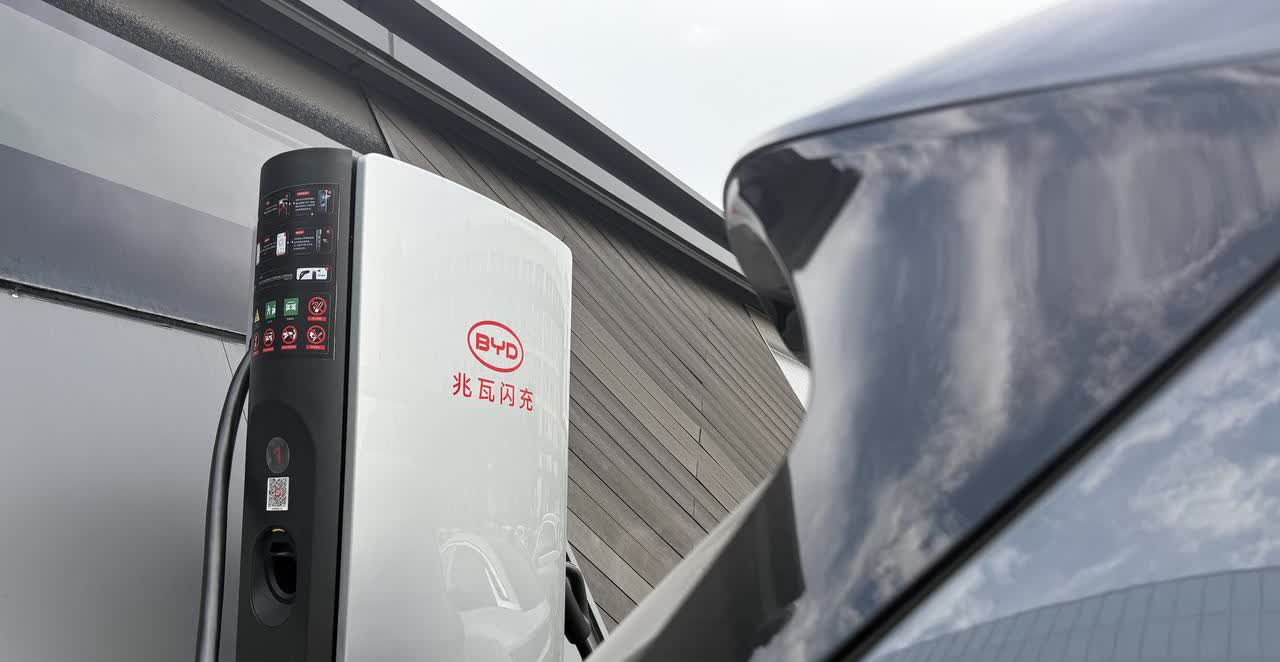 为什么市面上大多数的燃油车车主都不会选择纯电动汽车，其实最大原因在于补能方面，加