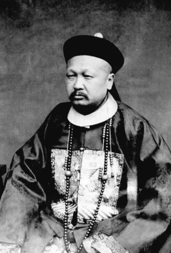 1901年，慈禧为讨好洋人，下令军机大臣赵舒翘自尽。早上8点，赵舒翘先后吞下黄金