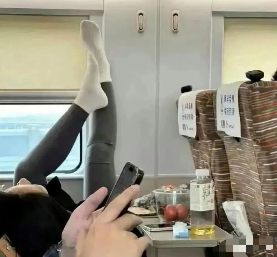 高铁上看到的！人是很漂亮性感，但素质堪忧！