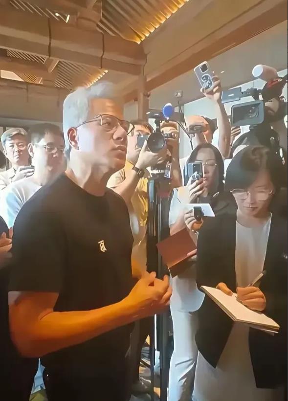 英伟达老黄来中国搞芯片H20倾销，我们用不着捧着他。为什么来？当然是为了销售芯片