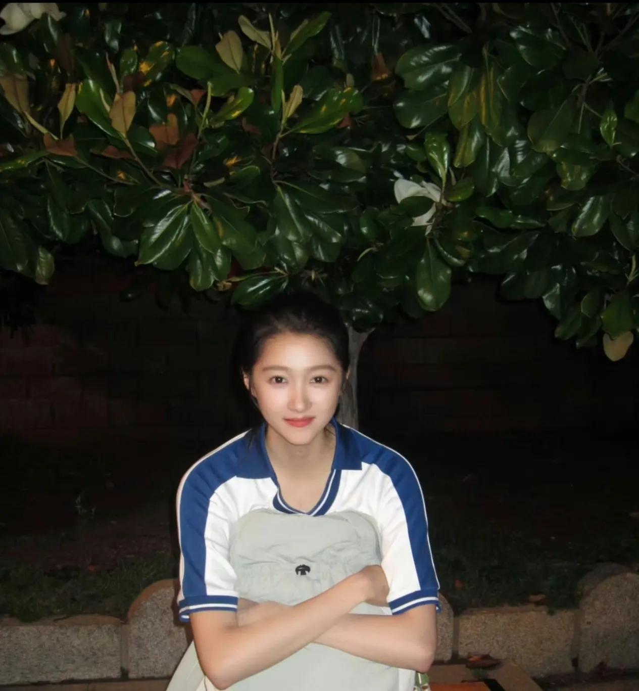关晓彤属于氧气美女，越看越耐看，非常符合清水出芙莲，天然去雕饰的打扮风格
