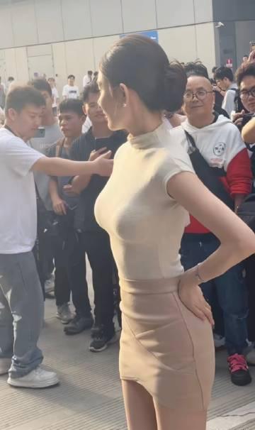 这是哪位明星吗？后面的大哥们眼睛都看直了！