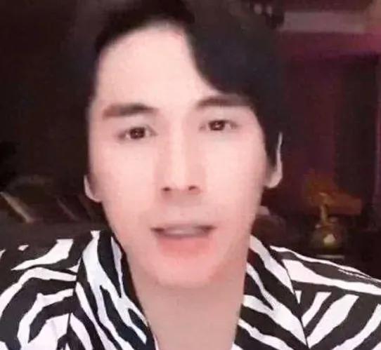 近日，张伦硕因在直播间为黄奕女儿黄芊玲说话而引发争议。
8月25日，张伦硕在直播