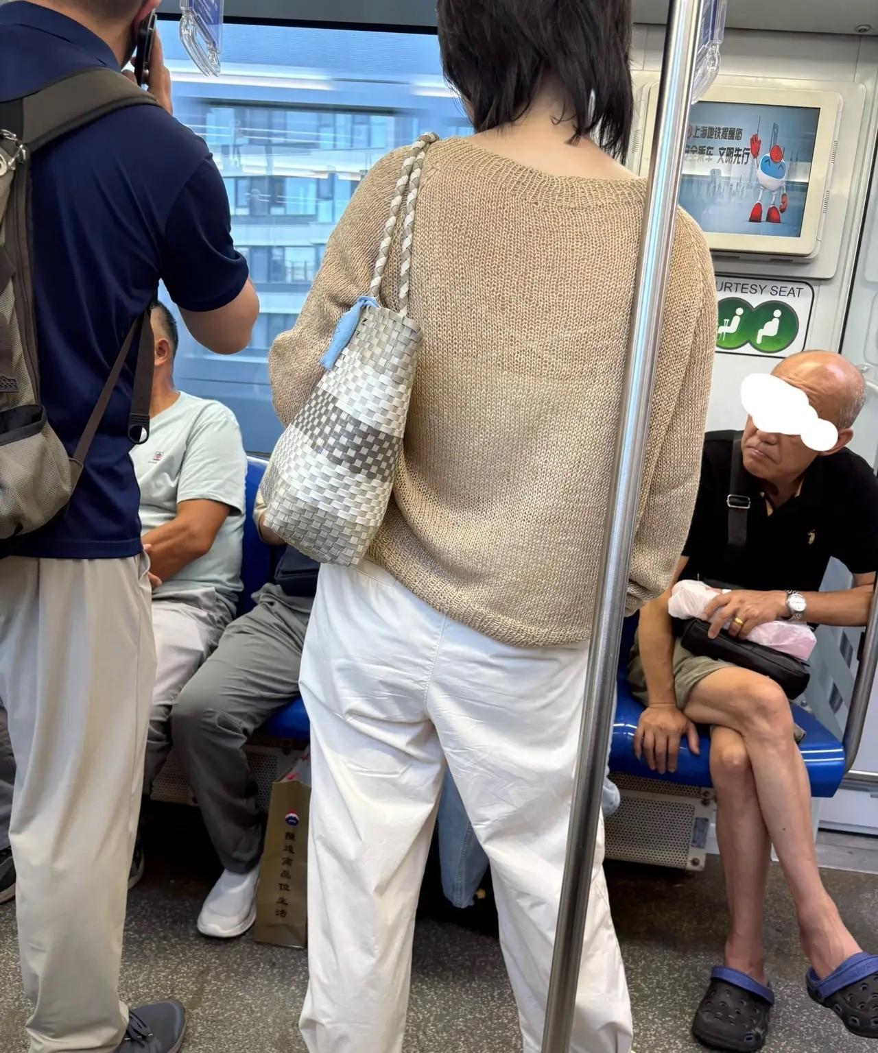 这么热的天气还穿着毛衣，这是为了美呢，还是怕冷呢？
地铁一位穿着毛衣的女子，引起