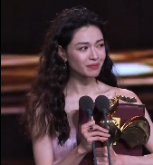 娜姐这波祝福好暖！楚曦凭《好东西》拿金鸡女配实至名归，领奖时哭着说“谢谢自己”太