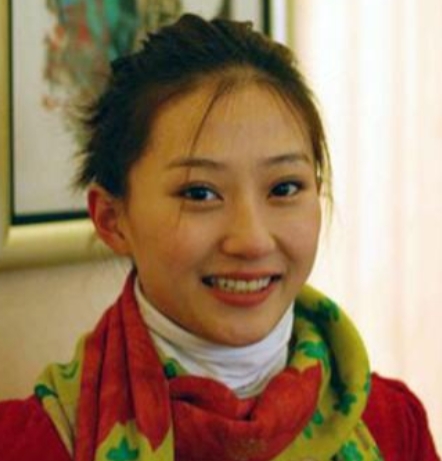 2005年，辽宁民间艺术团举办一场活动，一个青春靓丽的女孩儿过来给赵本山倒茶。赵