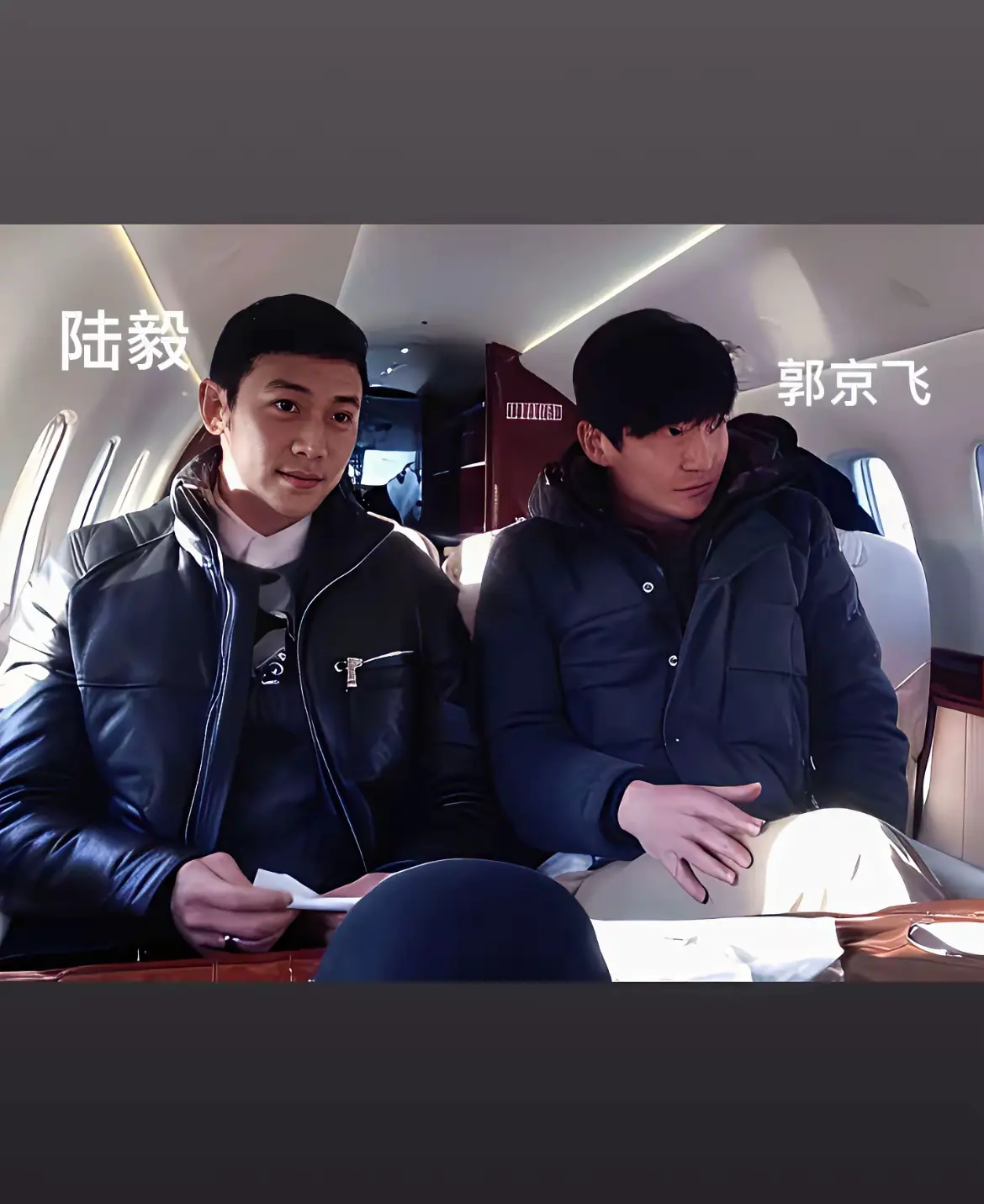 陆毅和郭京飞是连襟，大家都知道吧，
陆毅娶了鲍蕾，郭京飞娶了鲍莉，虽然俩人成名有