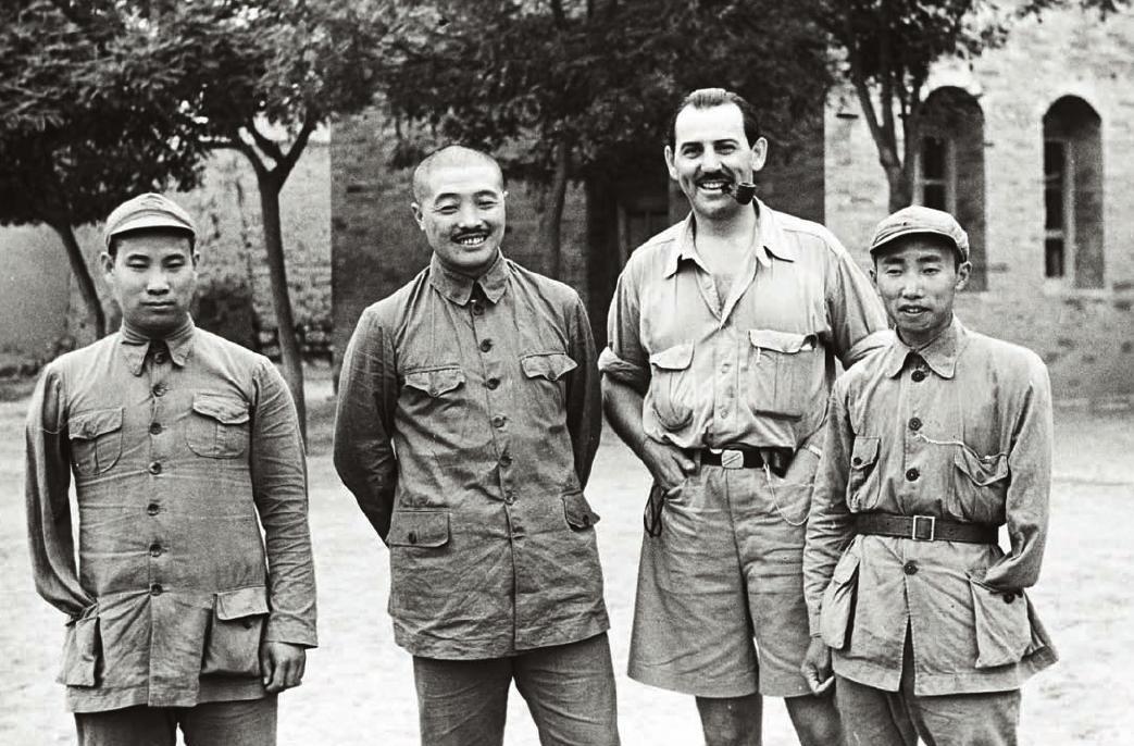 1944年哈里森-福尔曼（右二）与贺龙（左二）合影，在他们身边是两位著名的独臂将