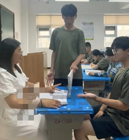 剪刀石头布，赢了老师可以免作业，结果全军覆没，这也太不可思议了吧！近日，山东某课