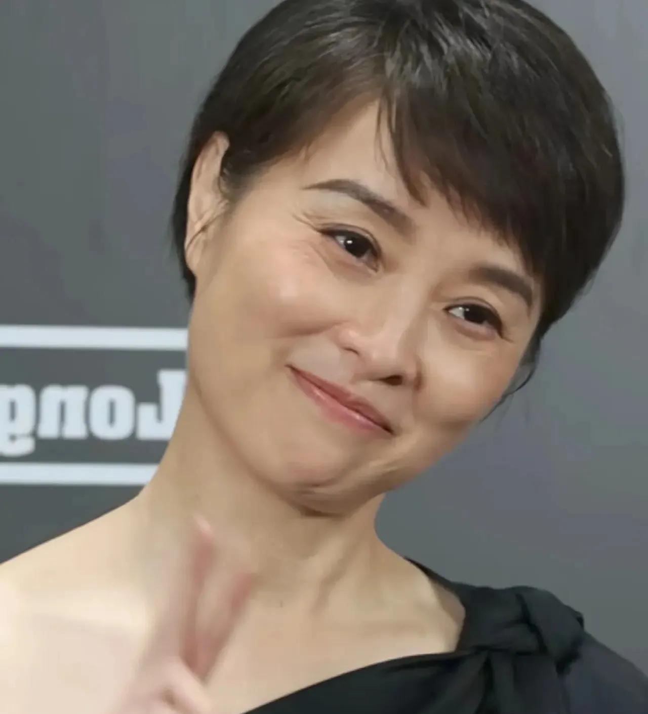 吴越，五十几岁了，岁月在她的脸上也留下了一些痕迹，对于她的不婚不育，外界有一些质