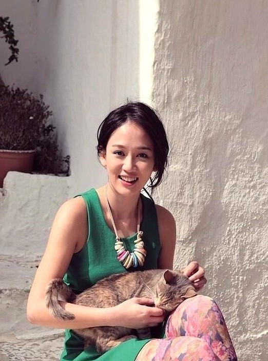我以前也纳闷，艾伦一富二代图啥，非要找个大9岁的陈乔恩。
直到有人扒出来，他在马
