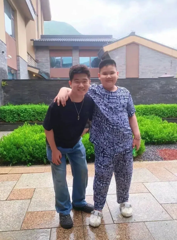 郭德纲这个小儿子观感实在是太不好了！

跟德云社员工合影，明知道自己个子不够高，