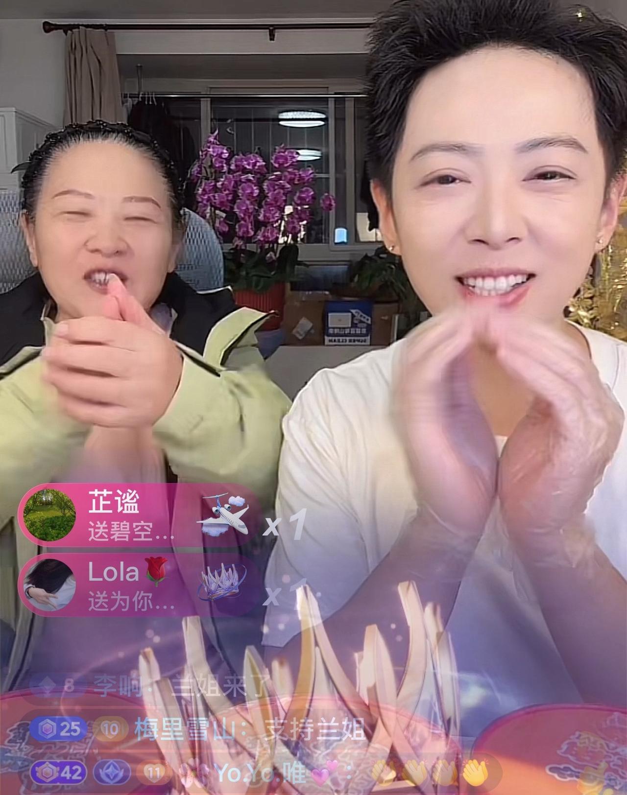 张兰现在在阳阳直播间呢！
来看阳阳和妈妈的直播！张兰一进直播间，先给阳阳刷了几个
