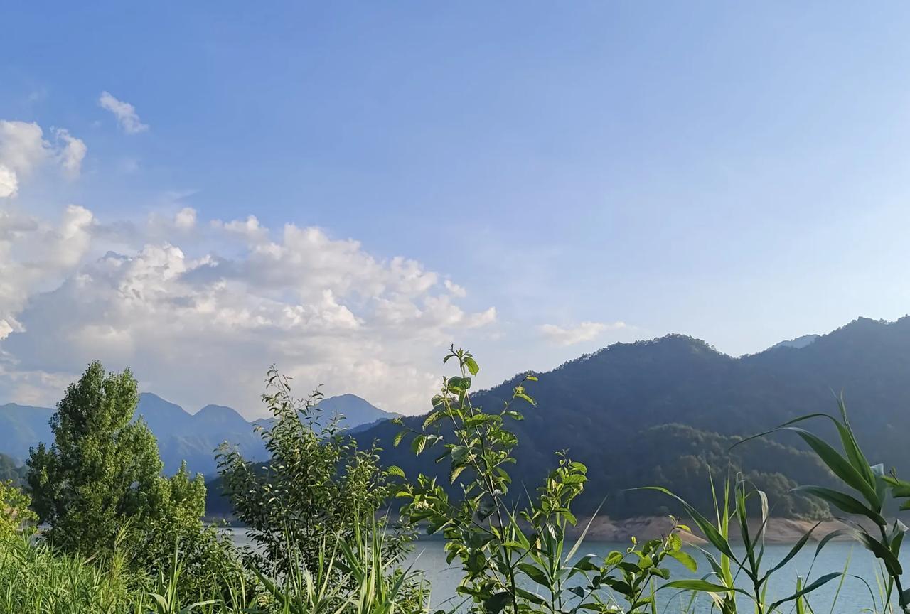 真正的“人生通行证”，是一颗不仅“利己”，而且“利他”的心。
不是拼命劳苦自己，