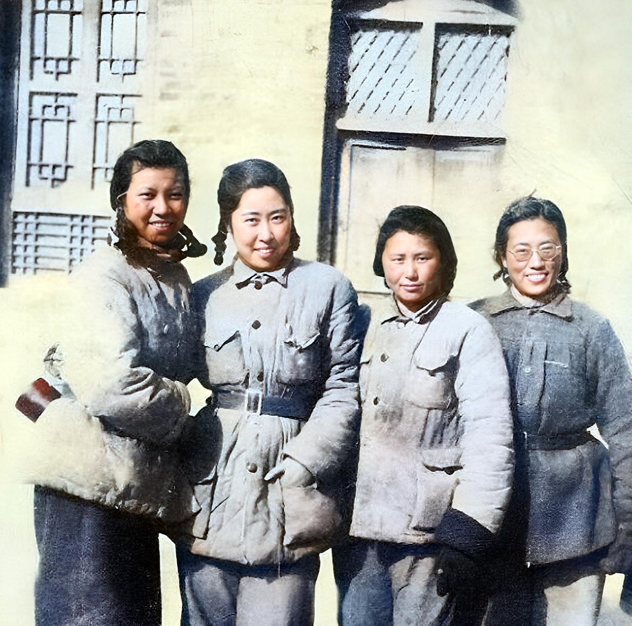 这是延安的四位美女。每一位美女都是那样的质朴清纯，笑容甜美。这是王光美初到延安时