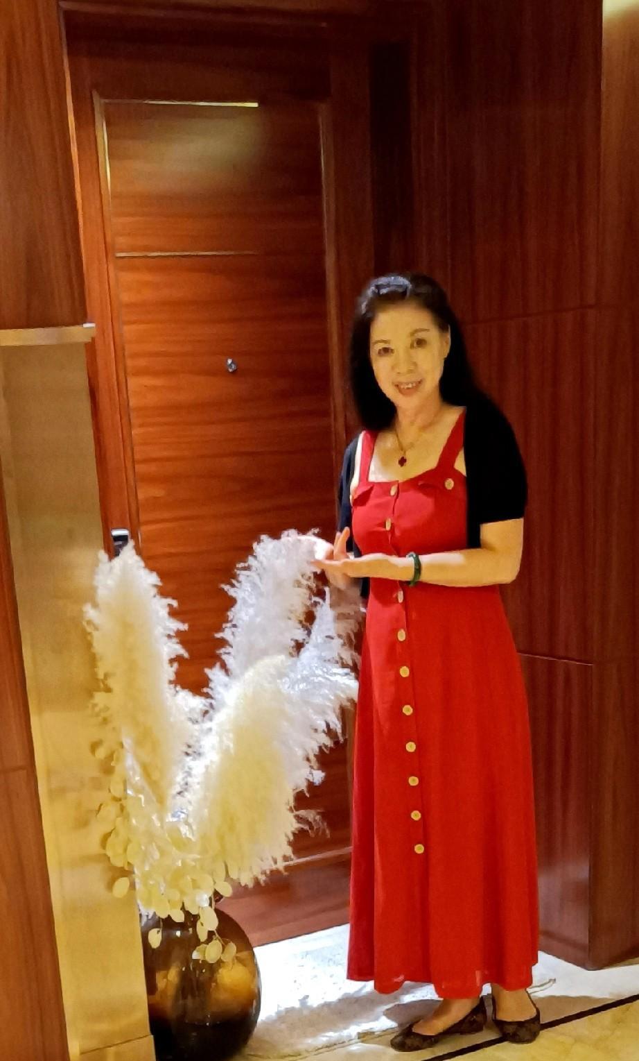 #秋冬服饰焕新季#三十六年前的连衣裙，您还会再穿吗？
--《分享穿搭》（1）
我