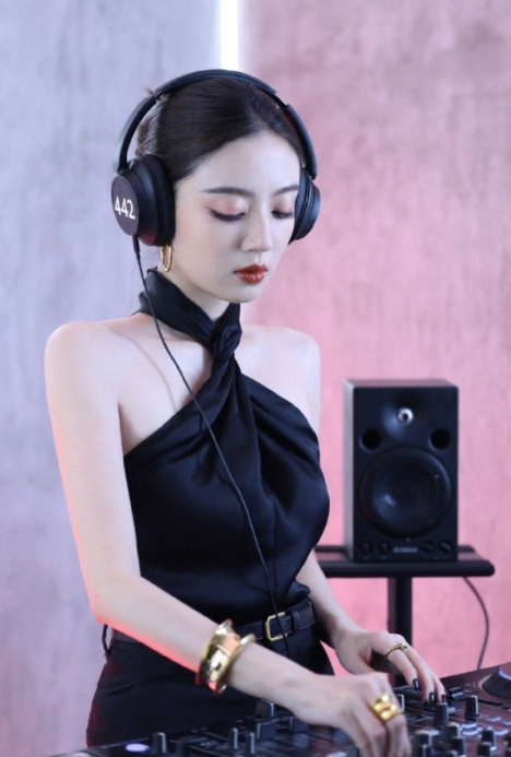 何瑞贤的黑色妆造，这该死的明艳感！