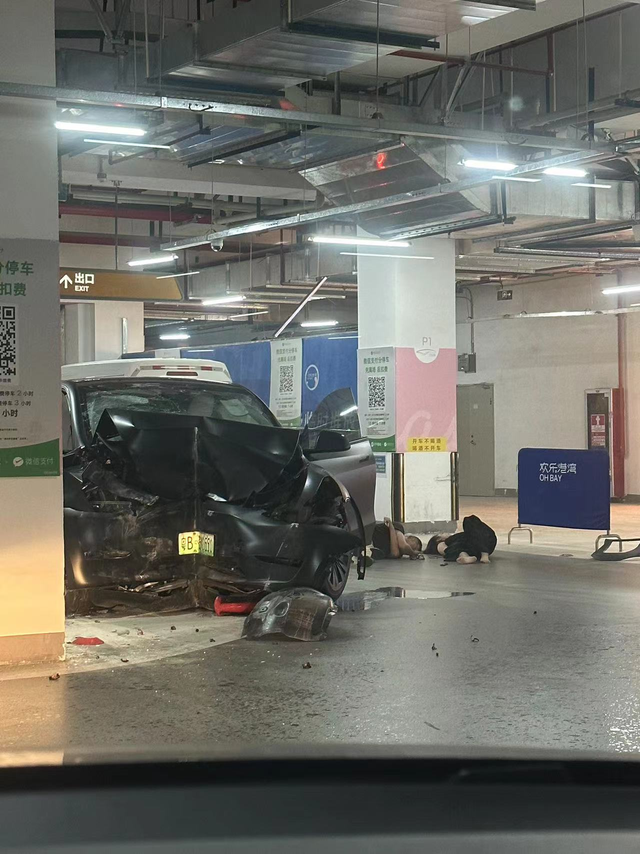 特斯拉是真的结实使使劲柱子就塌了
准备去看摩天轮，这司机直直得开过来就怼柱子上了