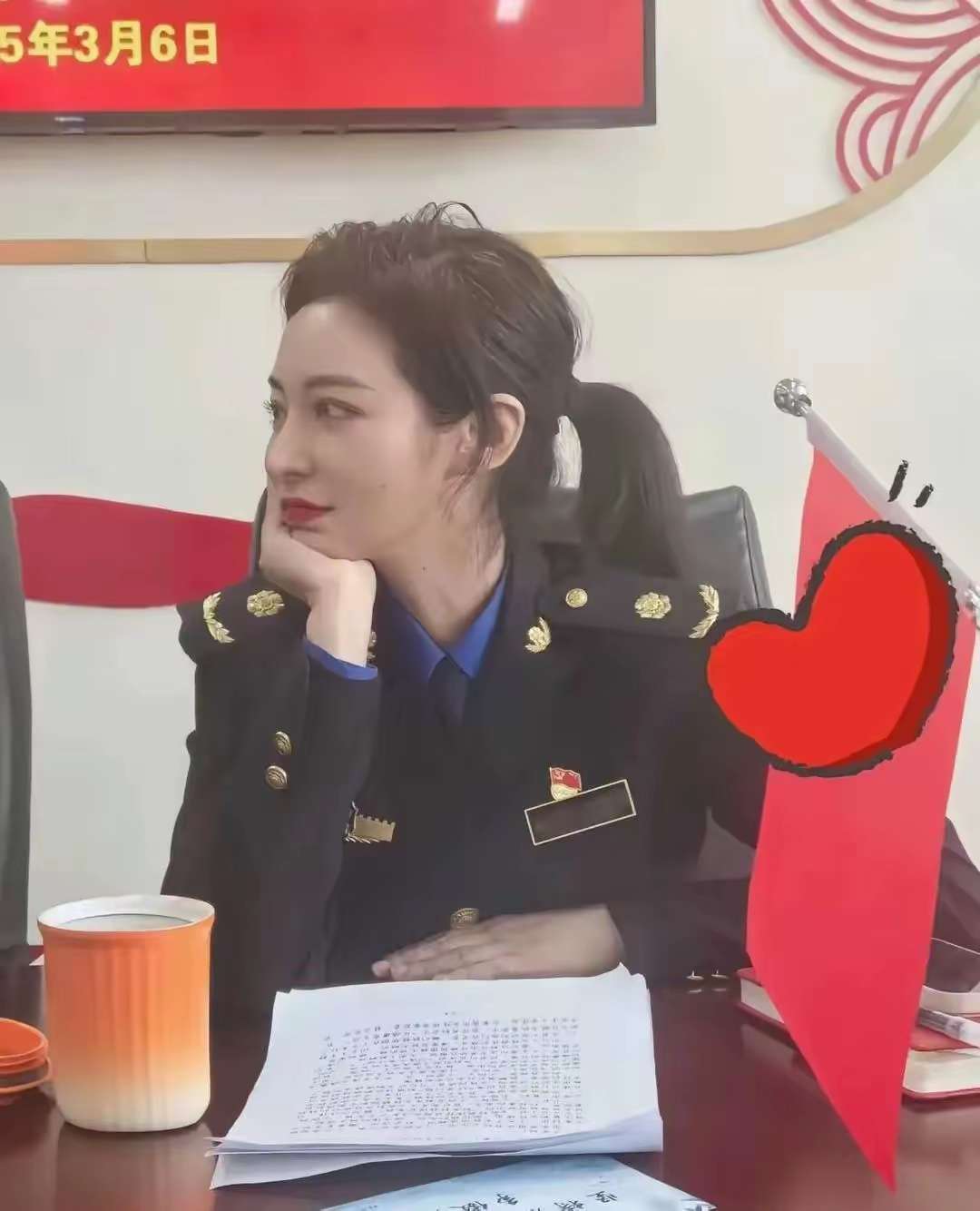 这是哪个单位的制服？穿上很得体！