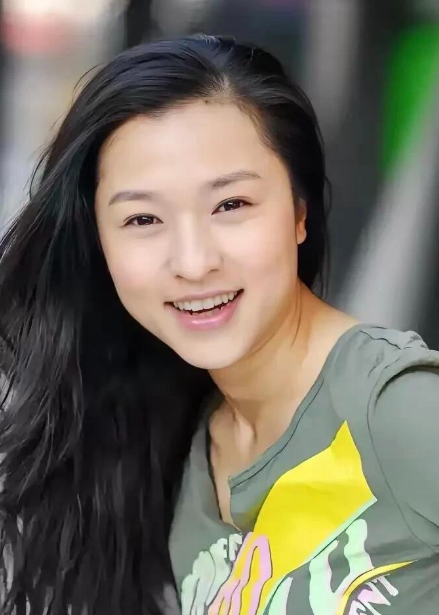 她是一位有颜值、有身材、有演技的女演员，出道这么多年了因为“ 娄小娥”演绎的经典