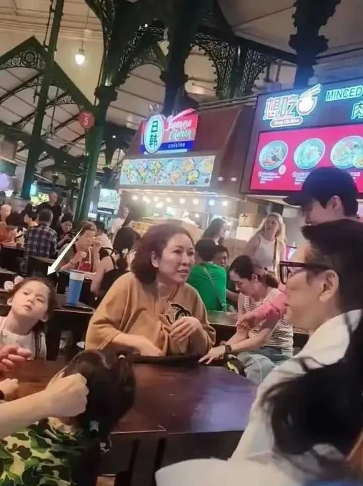 郭碧婷家的女儿太像郭碧婷了，没有像向佐确实中了基因彩票，向太也是打扮朴实，孩子挨