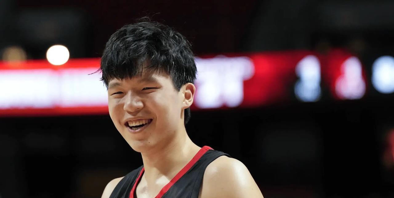 #杨瀚森# 杨瀚森他在打U19的时候就可以在行进间传球了，应该说U18的时候就可