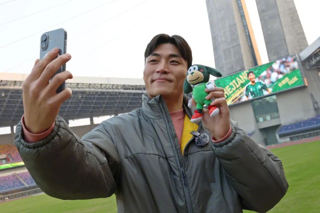 欧巴到位！#浙江队官宣朴镇燮加盟# 
传了几个月绯闻的韩国欧巴，
终于还是顺利官