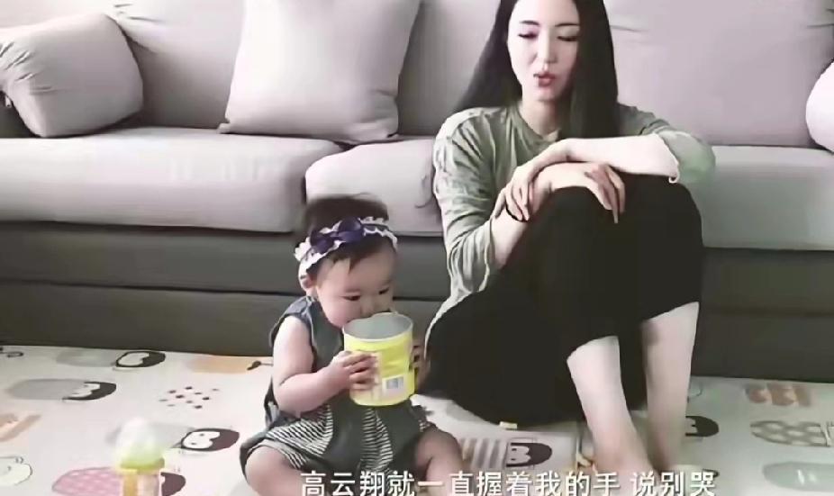 小酒窝的一周岁纪念视频太戳心了！看着镜头里的她，满心都是感慨，从出生起，这个小家