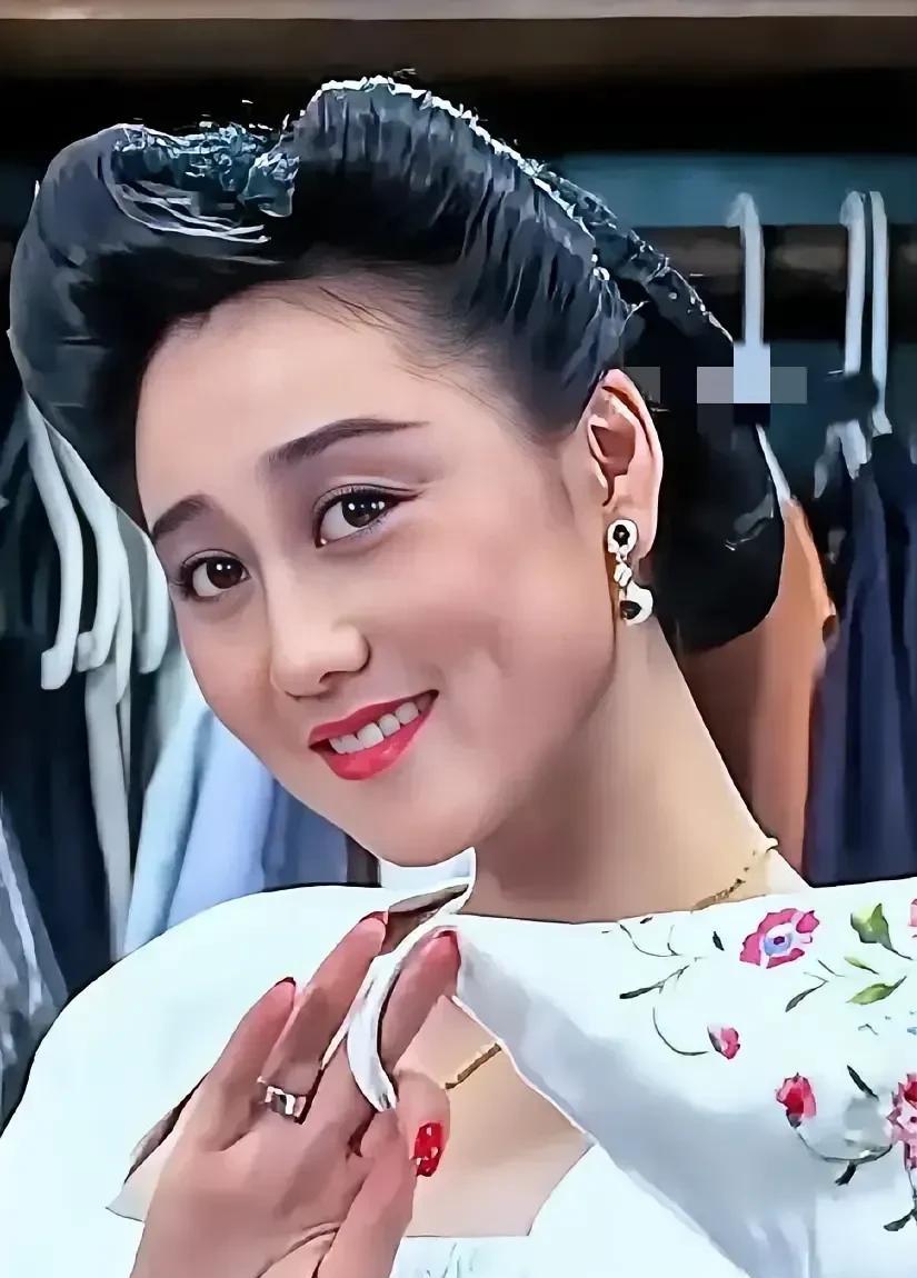 1992年香港颁奖礼，梅艳芳学利智的粤语口音，全场笑翻，利智只能尴尬陪着笑。
那