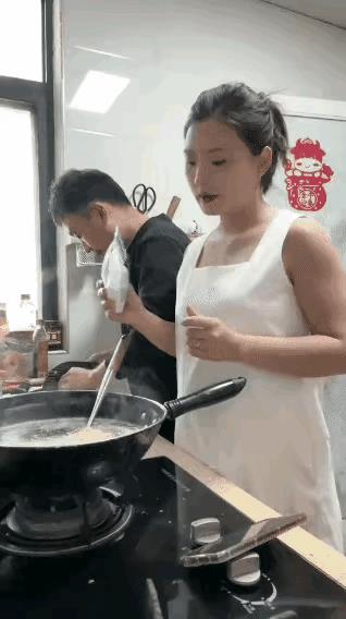妹子，你太不厚道了，连老公都坑！看着就不像善茬[捂脸]