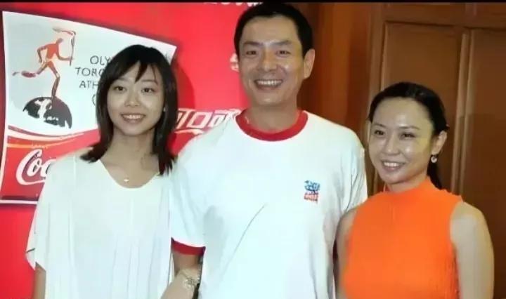 濮存昕一家三口，在一起，笑容满面，举止温柔，笑容灿烂，喜笑颜开，合影留念，美好的