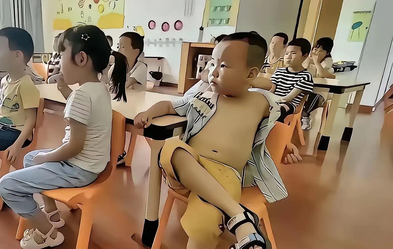 笑喷了，这局里局气的小孩是谁家的呀？看着真的是老到，幼儿园一群小孩坐的都规规矩矩