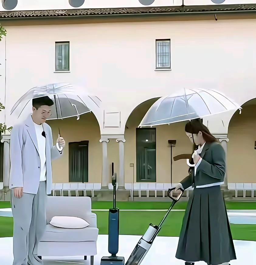 必须佩服陈梦。穿了十几年运动鞋的她不打球后竟然能穿得惯恨天高。还那么细的鞋跟。