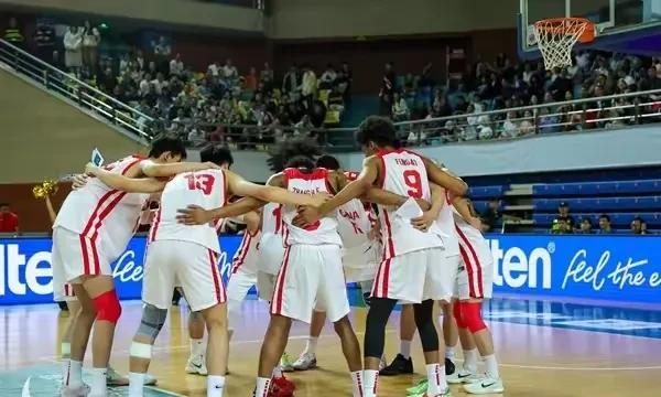 郇斯楠制霸篮下！中国U19完胜美国纽约队
近日在乐山举行的国际篮球挑战赛上，中国