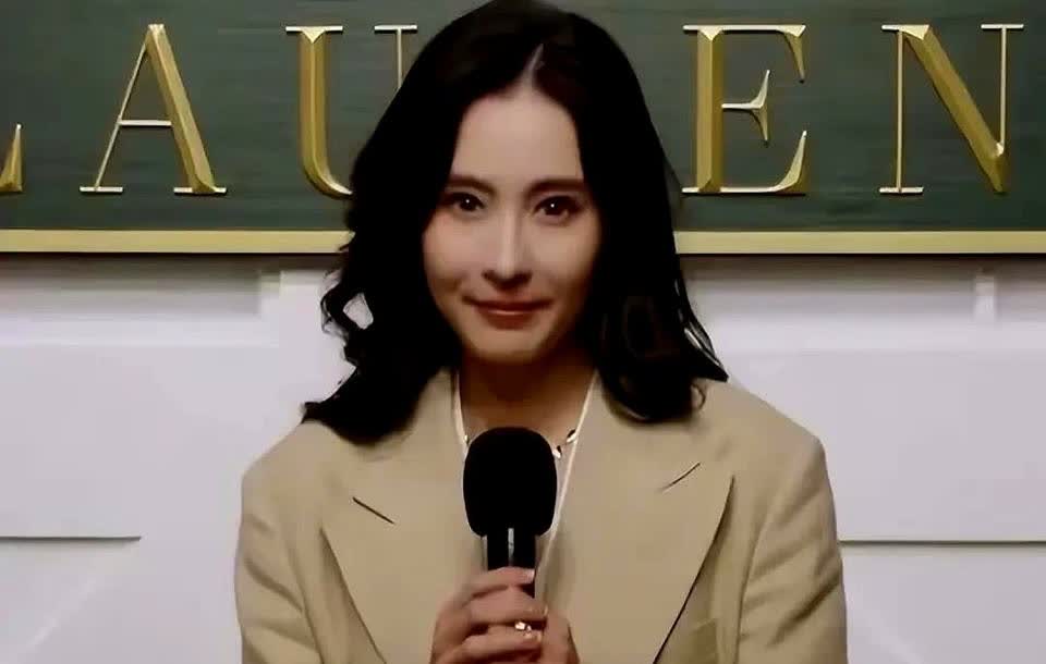 张柏芝最近亮相上海。

大家都说这次出来变得不一样了。

这次亮相确实变