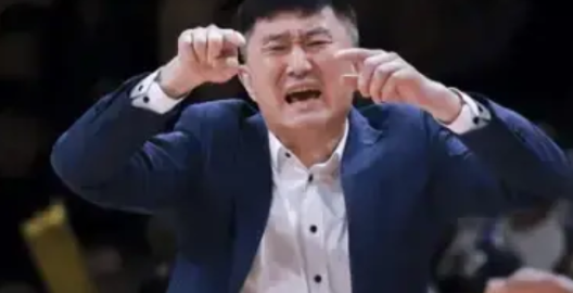 杜锋，别再惦记那首发阵容！让胡明轩给徐杰打替补，怒我直言，第四节全靠二飞，否则拿