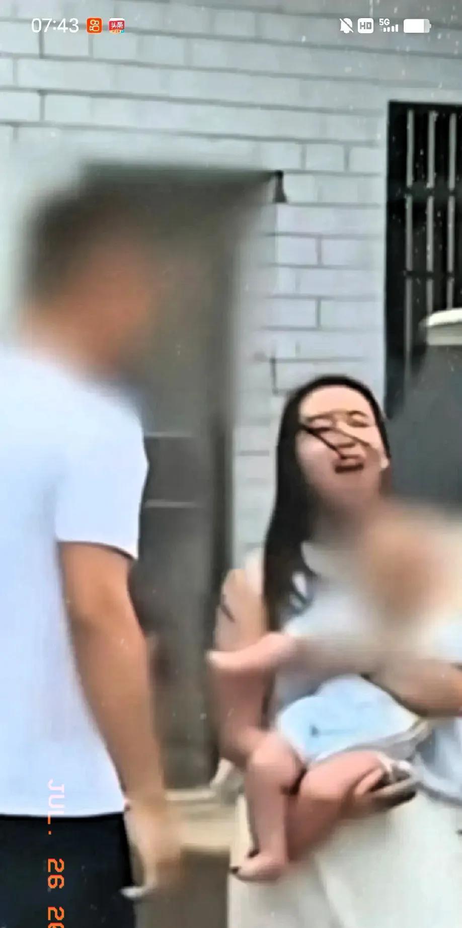 一个身为人妻的女子，爱上了一个同样有家庭的男人。男人信誓旦旦的答应她：一定会和原