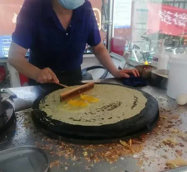 关于山东5块钱煎饼果子引发的血案！
只能说这个女人太傻了！
你摆摊，
收款