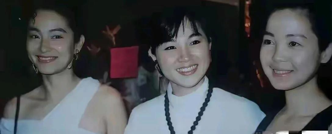 老照片左侧的是林青霞，右侧的是邓丽君，可中间这位喜容绽放的美女是谁呢？