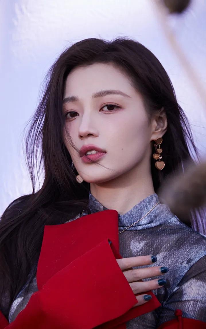 王秀竹，1993年出生于辽宁大连，毕业于解放军艺术学院。2014年因《偏偏喜欢你