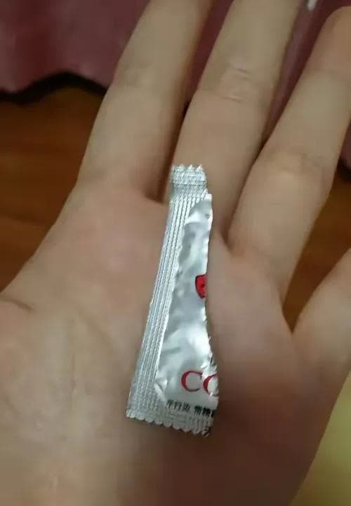 湖北孝感，女子收彩礼后与男友同居，期间发现一使用过的避孕套，一怒之下返回娘家。准