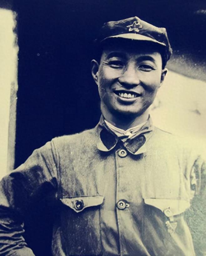 1933年，陈赓被捕入狱时，突然口渴想喝水，一名女子端来一碗水，陈赓突然反应过来