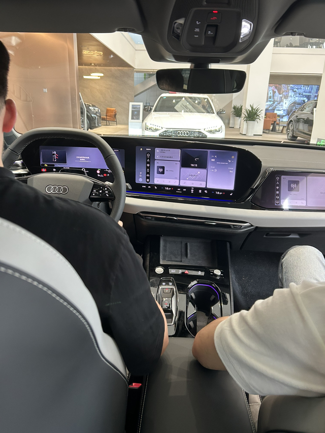 感觉这个车再预热下去要把自己热死了！
本来还有点期待，后来炒冷饭热来热去！干脆别