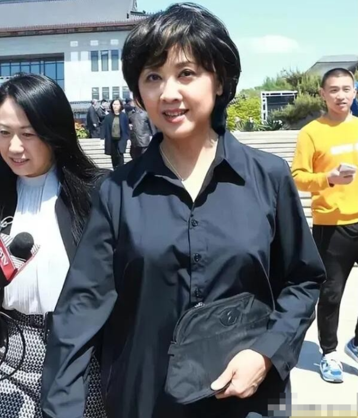 天啊，这居然是女儿国国王，本人纯素颜出镜，竟看得比电视上的要精致耐看。这才是天生