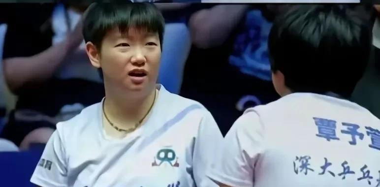 孙颖莎都气的嘟嘟嘴了，别再做教练了！愁死了吧！
今年乒超联赛，
莎莎兼职做了教练