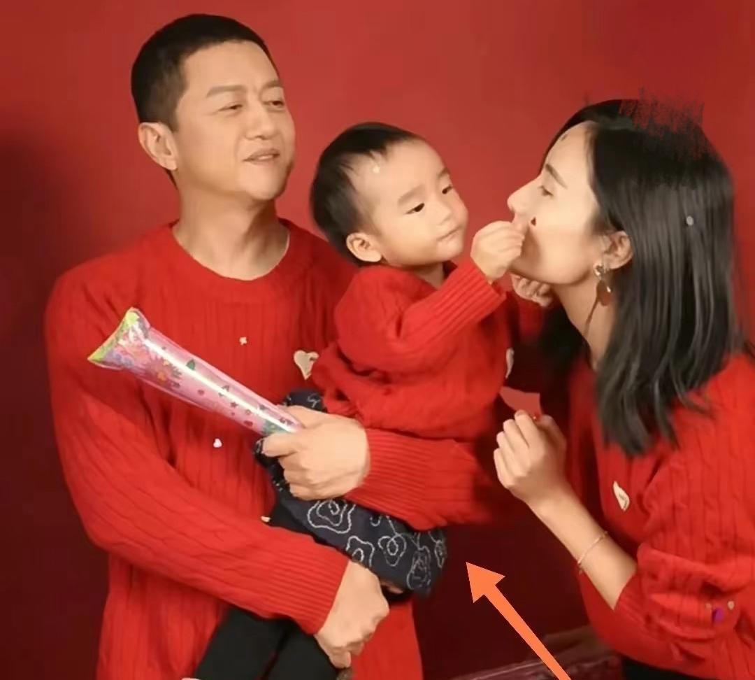 我敢说李亚鹏是全网命最好的男人
年轻时有天后王菲陪伴
中年落魄时有小19岁的娇妻