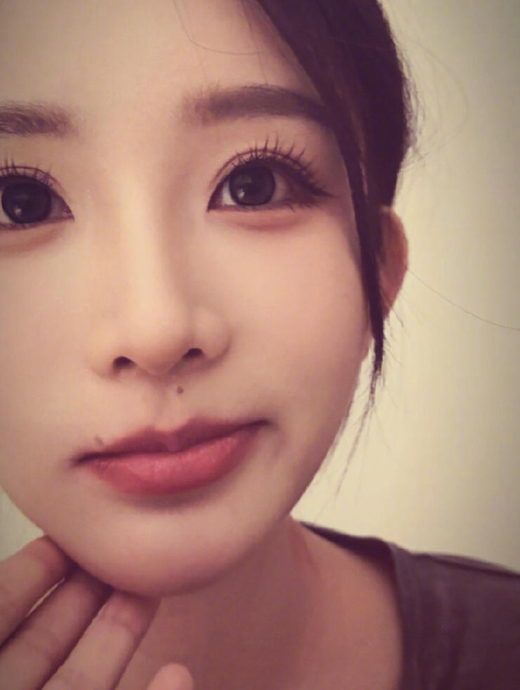 周诗雨的营业大片，戴上眼镜满满的高智感