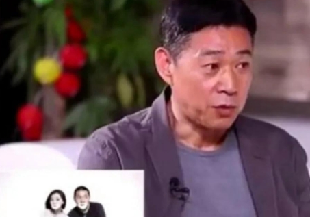 2014年，张博宇的婚礼上，生父张丰毅并未参加，反而继父孙海英忙前忙后，挨桌敬酒